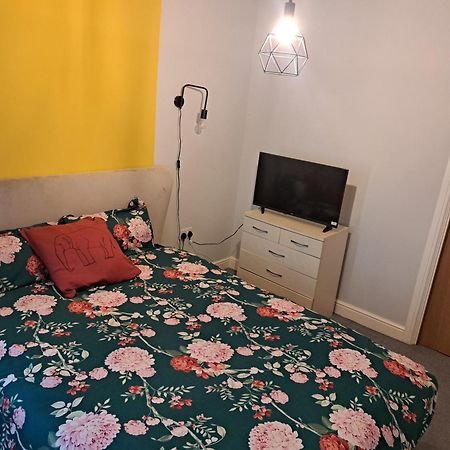 Private And Comfortable Room In Cosy Home Нотингам Екстериор снимка